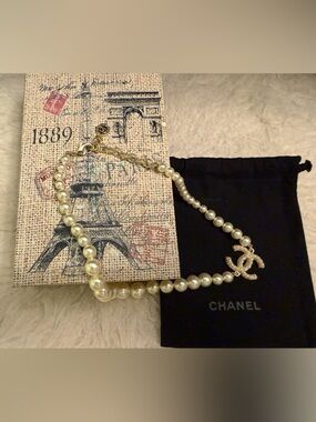 CHANEL Gold Pendant Pearl Necklace - Ivory Pearls